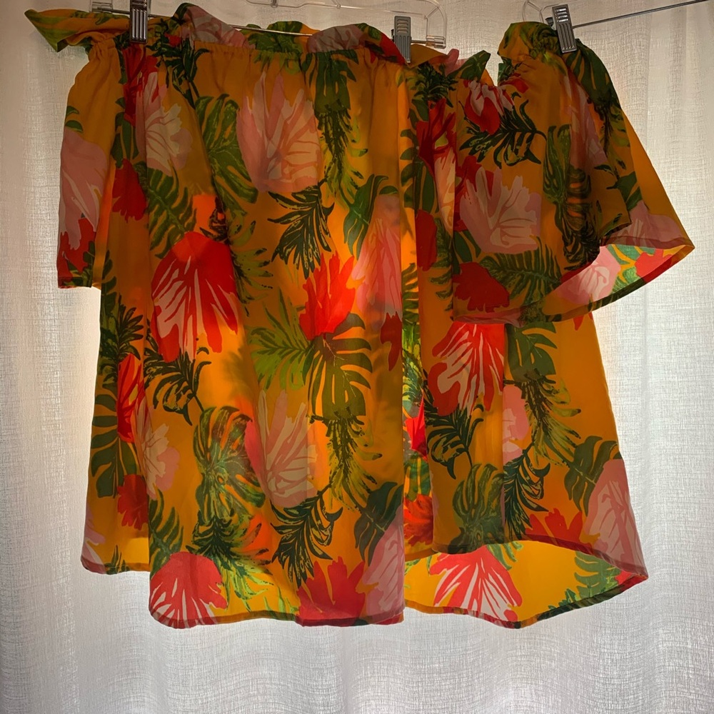 Off the shoulder tropical 🏝 blouse